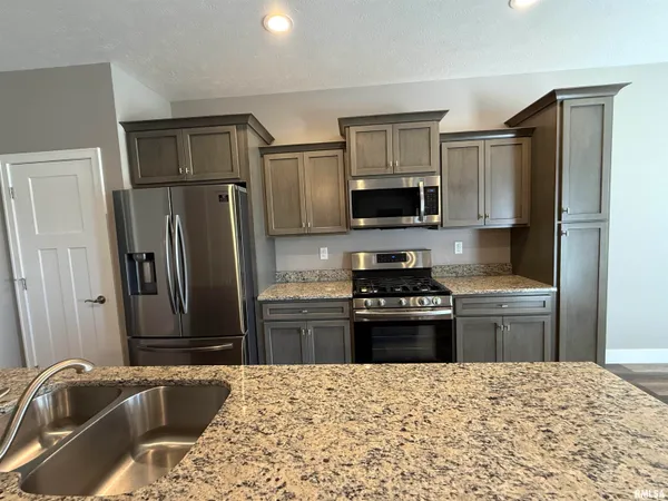 $2,950 | 4511 Castle Pines Drive, Springfield, IL 62711