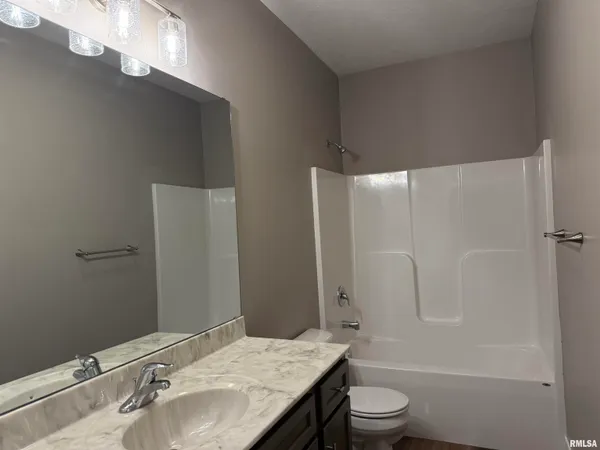 $2,950 | 4511 Castle Pines Drive, Springfield, IL 62711