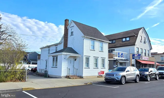 $1,700 | 141 Bridgeboro Street, Unit 2, Riverside, NJ 08075