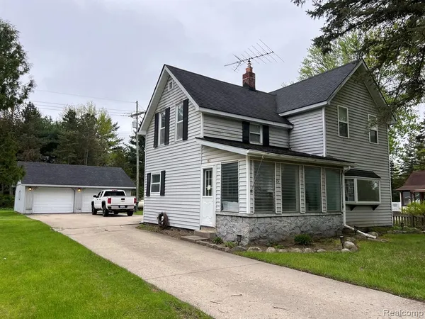 $209,900 | 25 West Hunters Creek Road, Lapeer, MI 48446