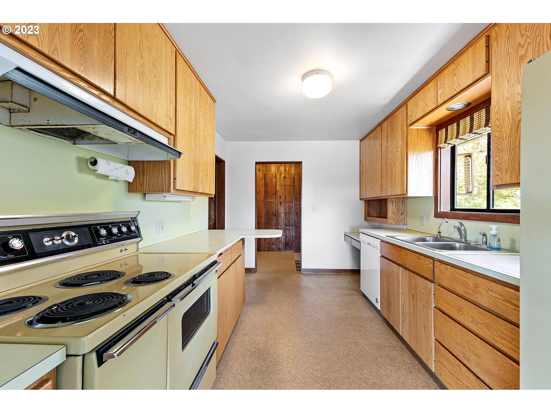 734 Summit Boulevard Springfield, OR 97477 - Photo 18 of 41 a kitchen with a stove and a sink