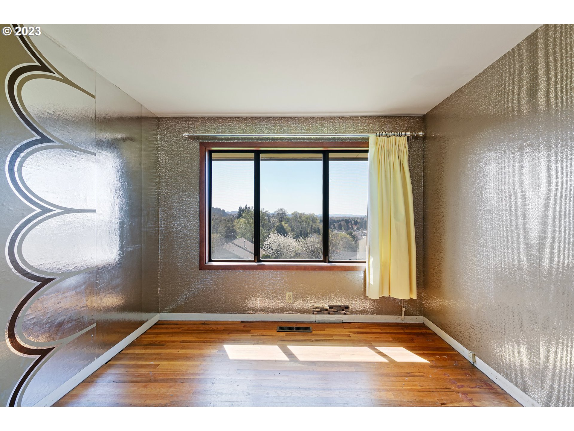 734 Summit Boulevard Springfield, OR 97477 - Photo 25 of 41 a view of a livingroom with wooden floor and a large window