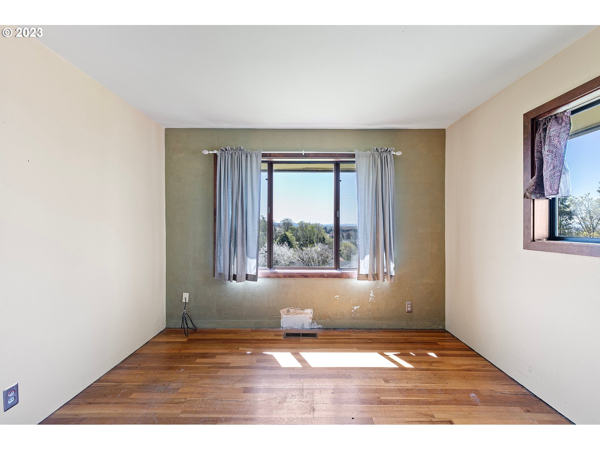 734 Summit Boulevard Springfield, OR 97477 - Photo 30 of 41 an empty room with wooden floor and windows
