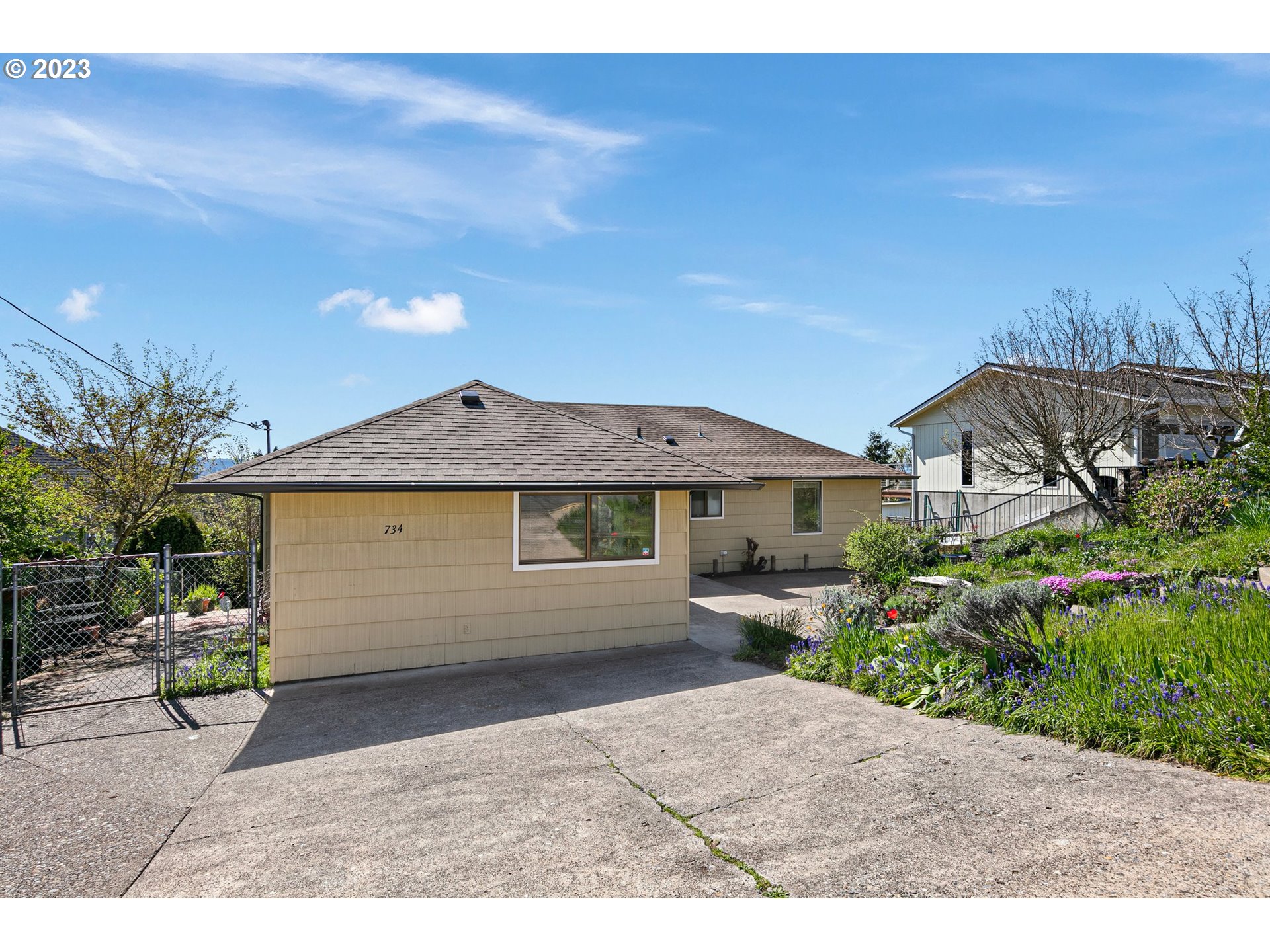 734 Summit Boulevard Springfield, OR 97477 - Photo 3 of 41 a view of a house with a patio