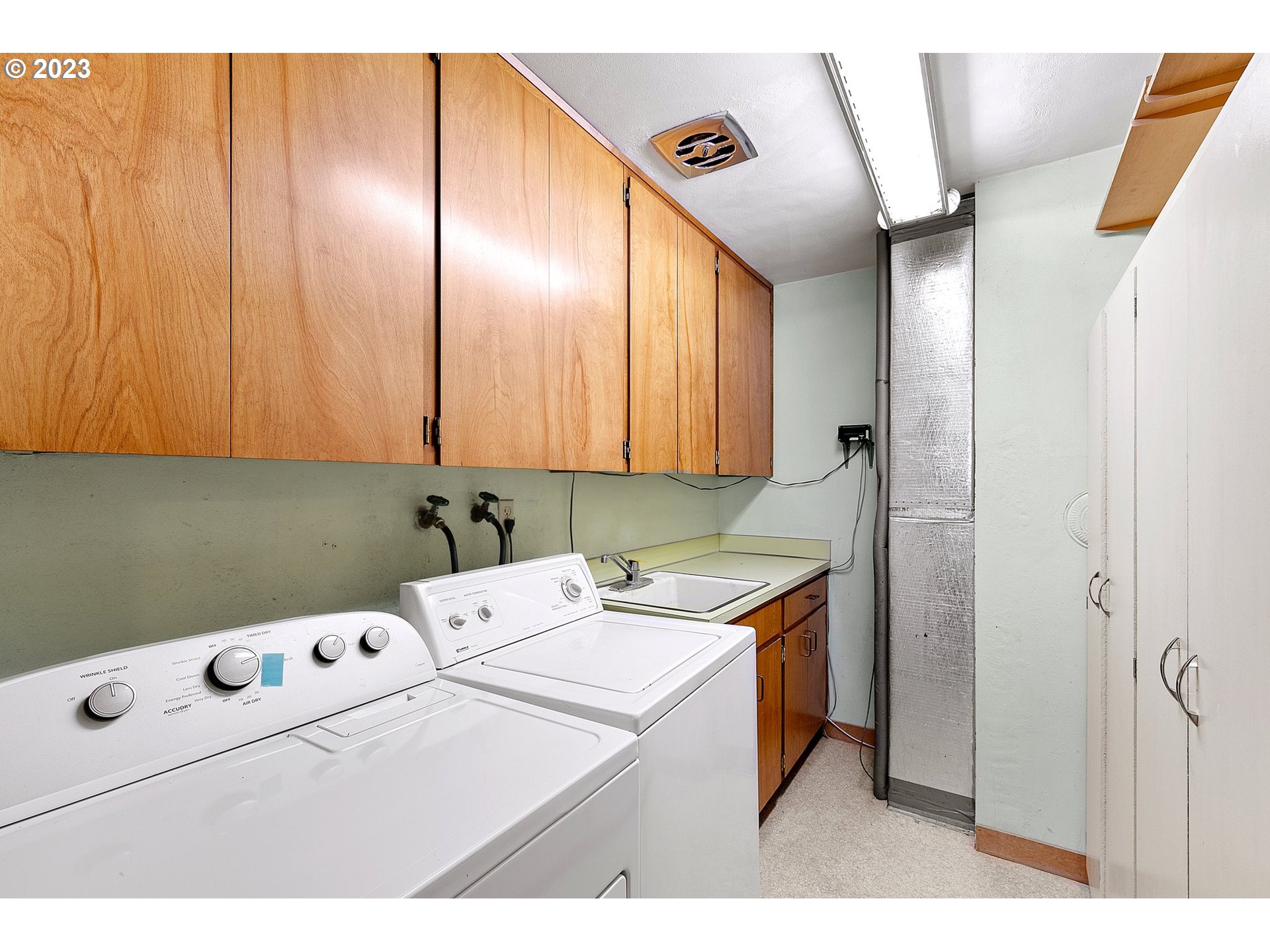 734 Summit Boulevard Springfield, OR 97477 - Photo 32 of 41 a utility room with dryer and washer