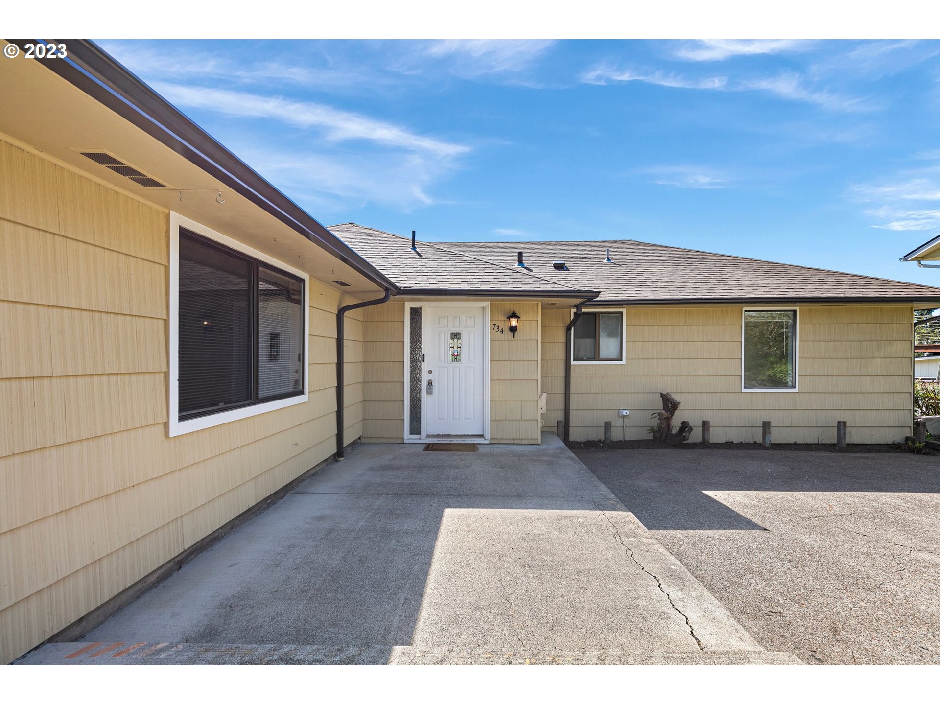 734 Summit Boulevard Springfield, OR 97477 - Photo 4 of 41 a front view of a house with a garden