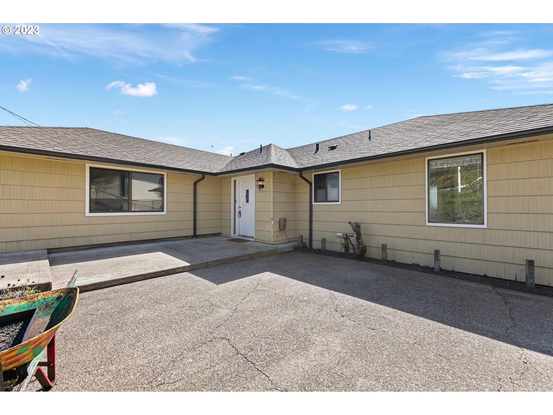 734 Summit Boulevard Springfield, OR 97477 - Photo 5 of 41 a view of a house with a backyard