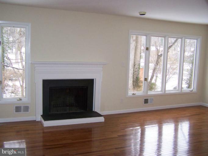 2011 Dundee Road Rockville, MD 20850 - Photo 4 of 20 Living Room