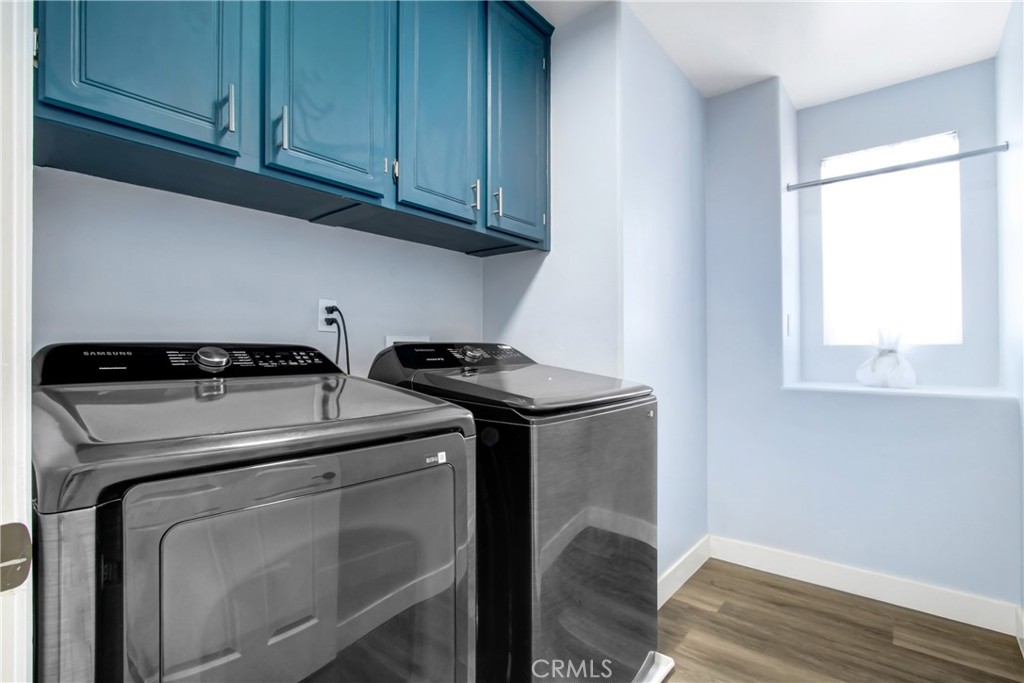 32509 Sunnyvail Circle Temecula, CA 92592 - Photo 18 of 38 a utility room with dryer and washer