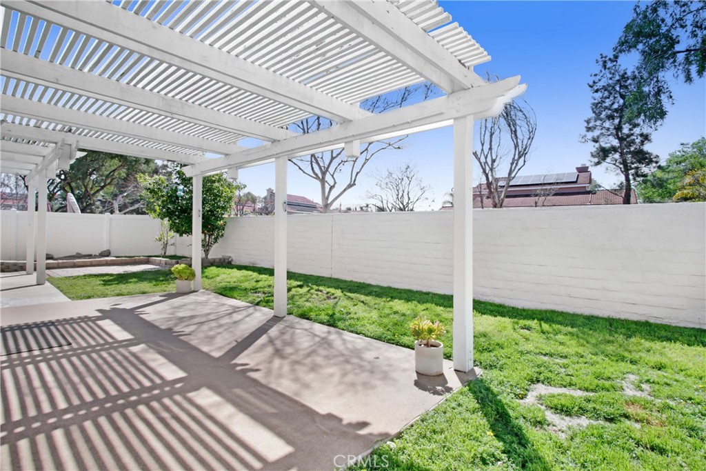 32509 Sunnyvail Circle Temecula, CA 92592 - Photo 29 of 38 a view of a backyard with plants and garden