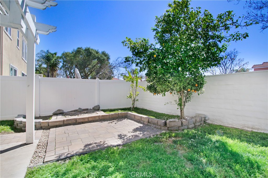 32509 Sunnyvail Circle Temecula, CA 92592 - Photo 32 of 38 a backyard of a house with lots of green space