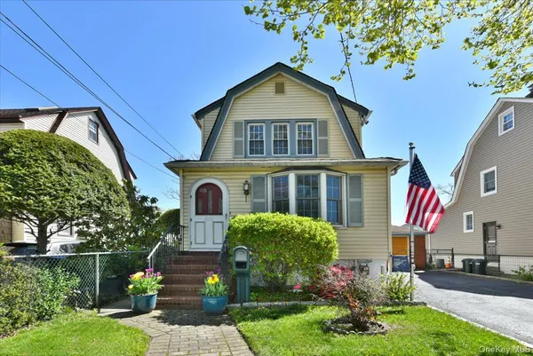 $595,000 | 83 Cambridge Street, Valley Stream, NY 11581