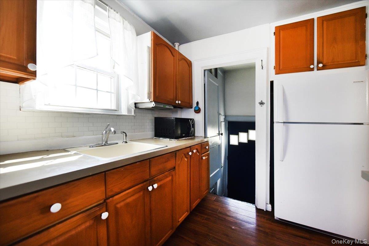 83 Cambridge Street Valley Stream, NY 11581 - Photo 12 of 27