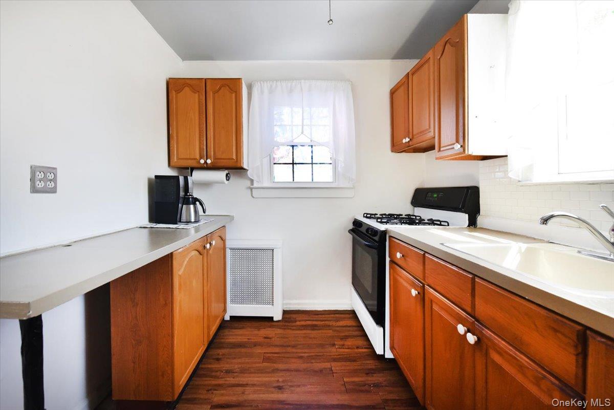 83 Cambridge Street Valley Stream, NY 11581 - Photo 13 of 27