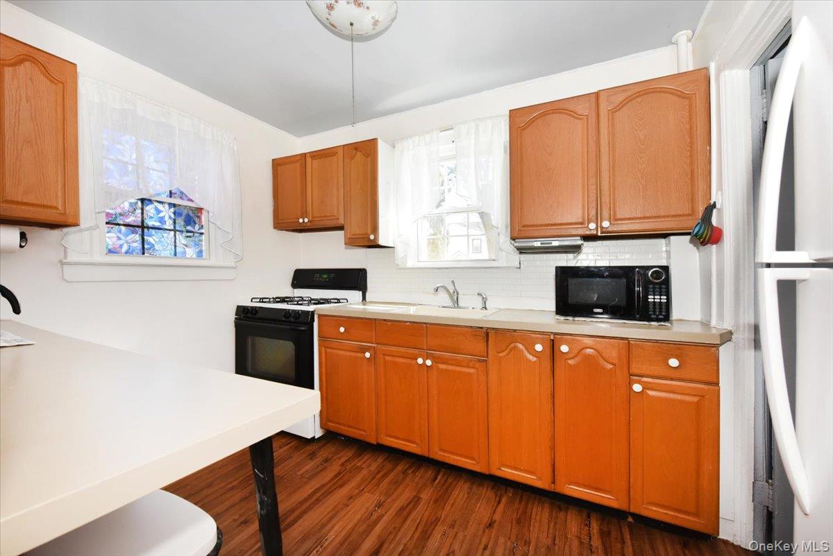 83 Cambridge Street Valley Stream, NY 11581 - Photo 14 of 27