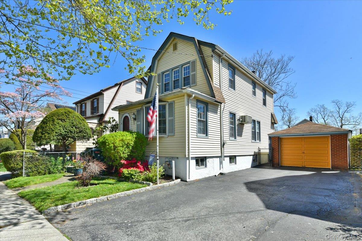 83 Cambridge Street Valley Stream, NY 11581 - Photo 3 of 27