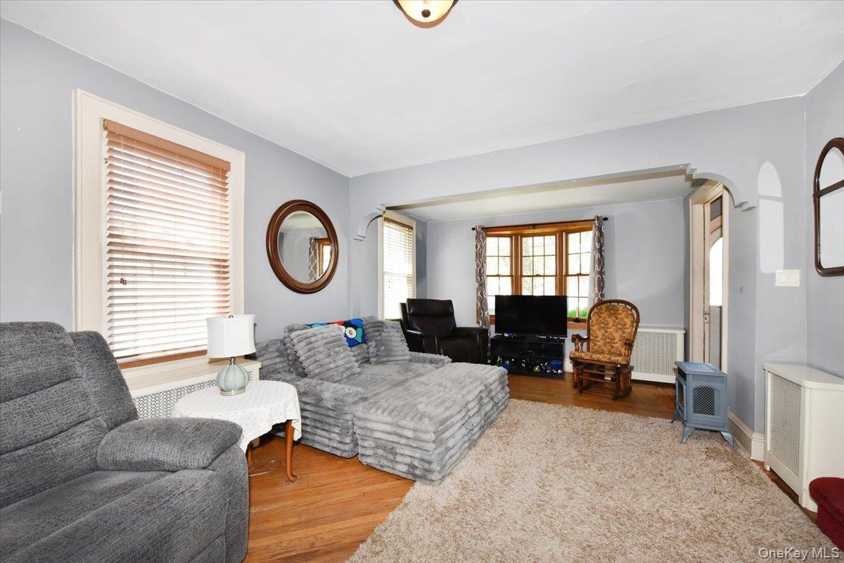 83 Cambridge Street Valley Stream, NY 11581 - Photo 8 of 27