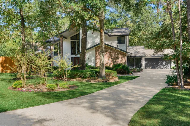 $849,000 | 23 Indian Clover Drive, The Woodlands, TX 77381