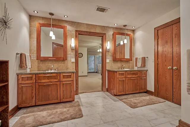 $849,000 | 23 Indian Clover Drive, The Woodlands, TX 77381