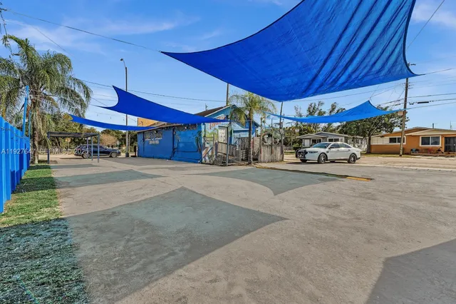 a view of a backyard