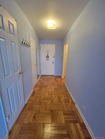 a view of empty room with window