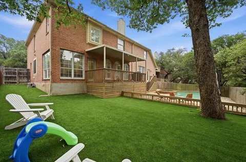 a view of a house with back yard