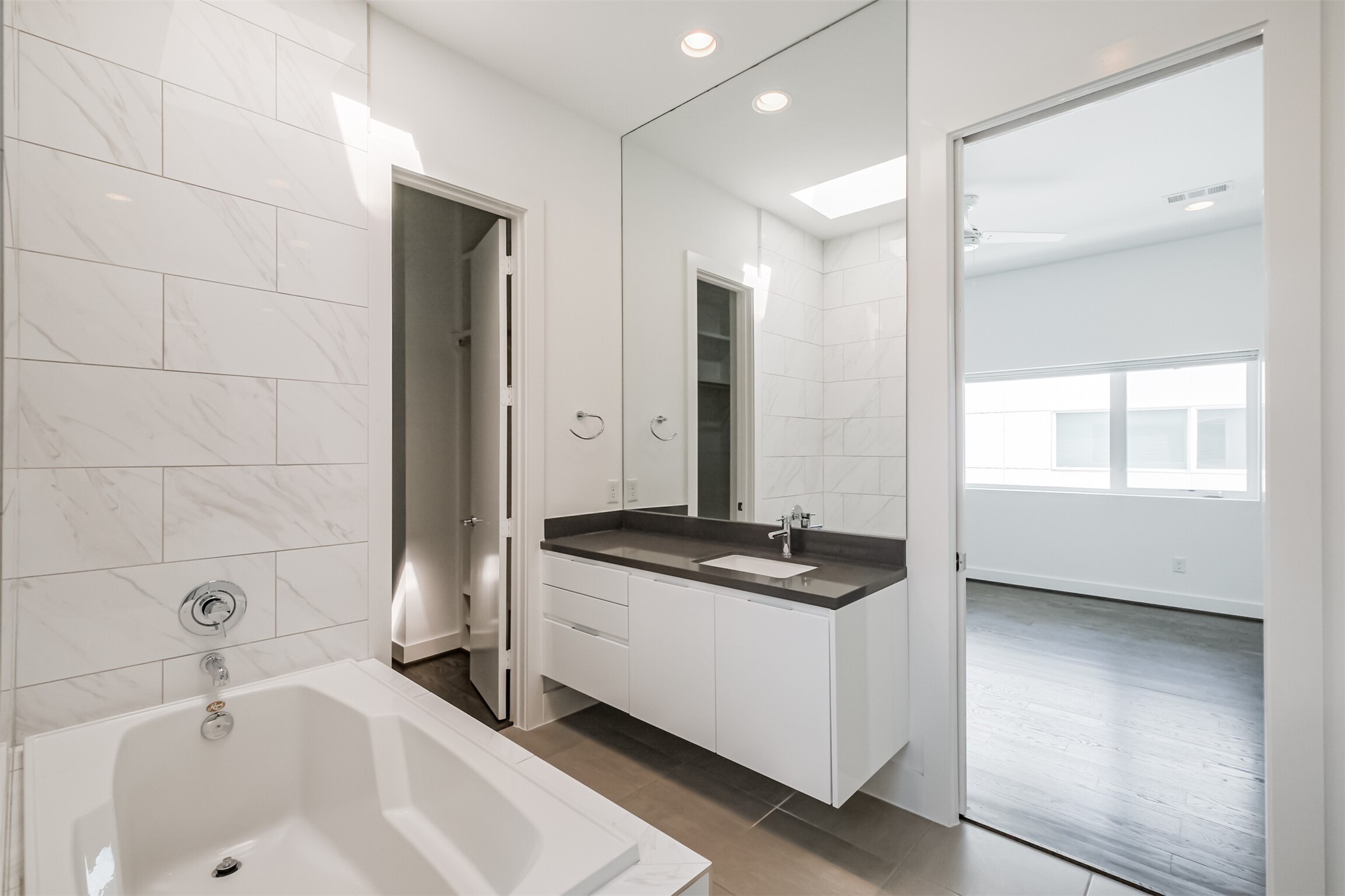 1157 West 18th Street Houston, TX 77008 - Photo 30 of 41 a bathroom with a sink and a bathtub