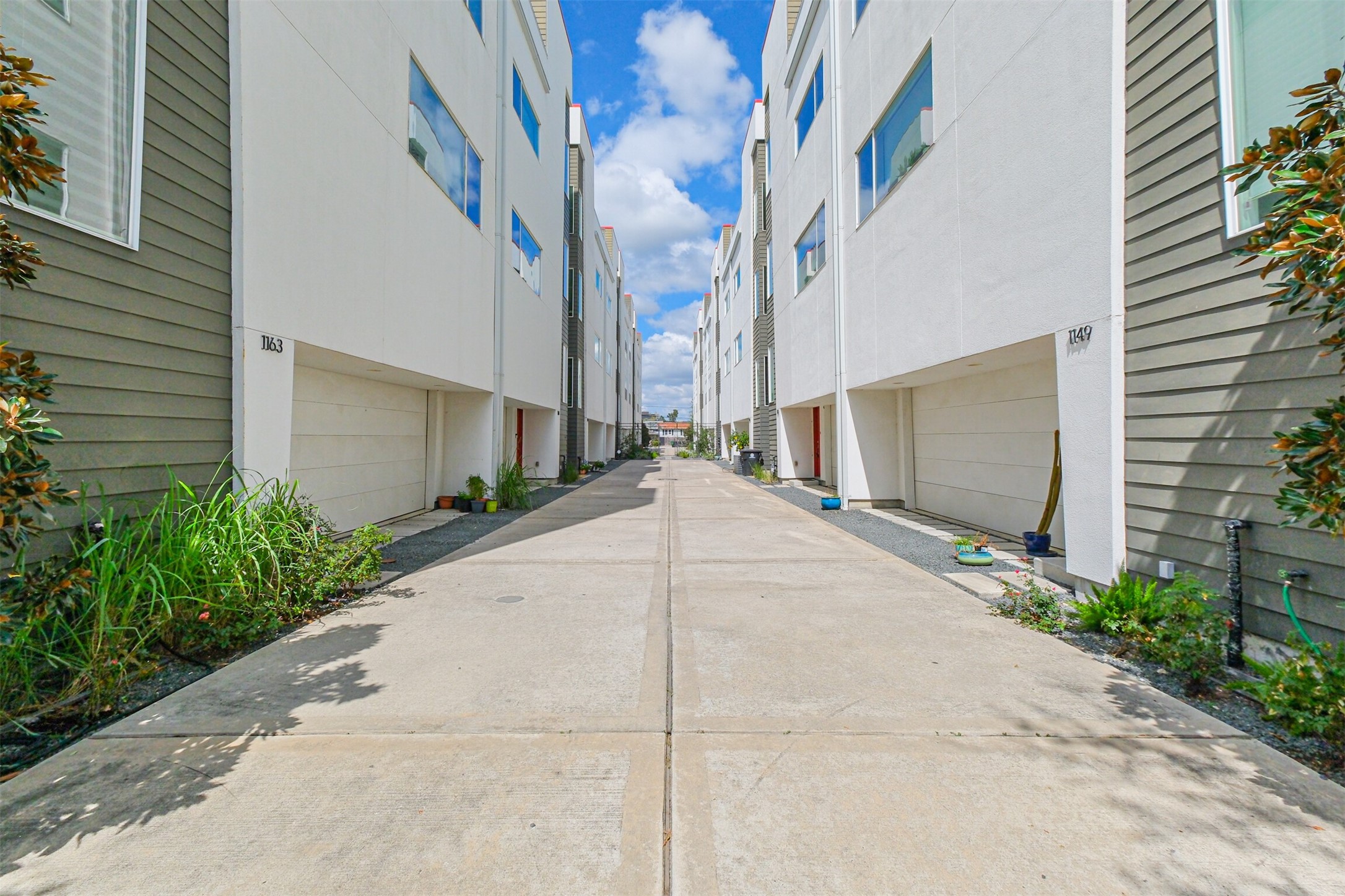 1157 West 18th Street Houston, TX 77008 - Photo 35 of 41 a view of a house with a street