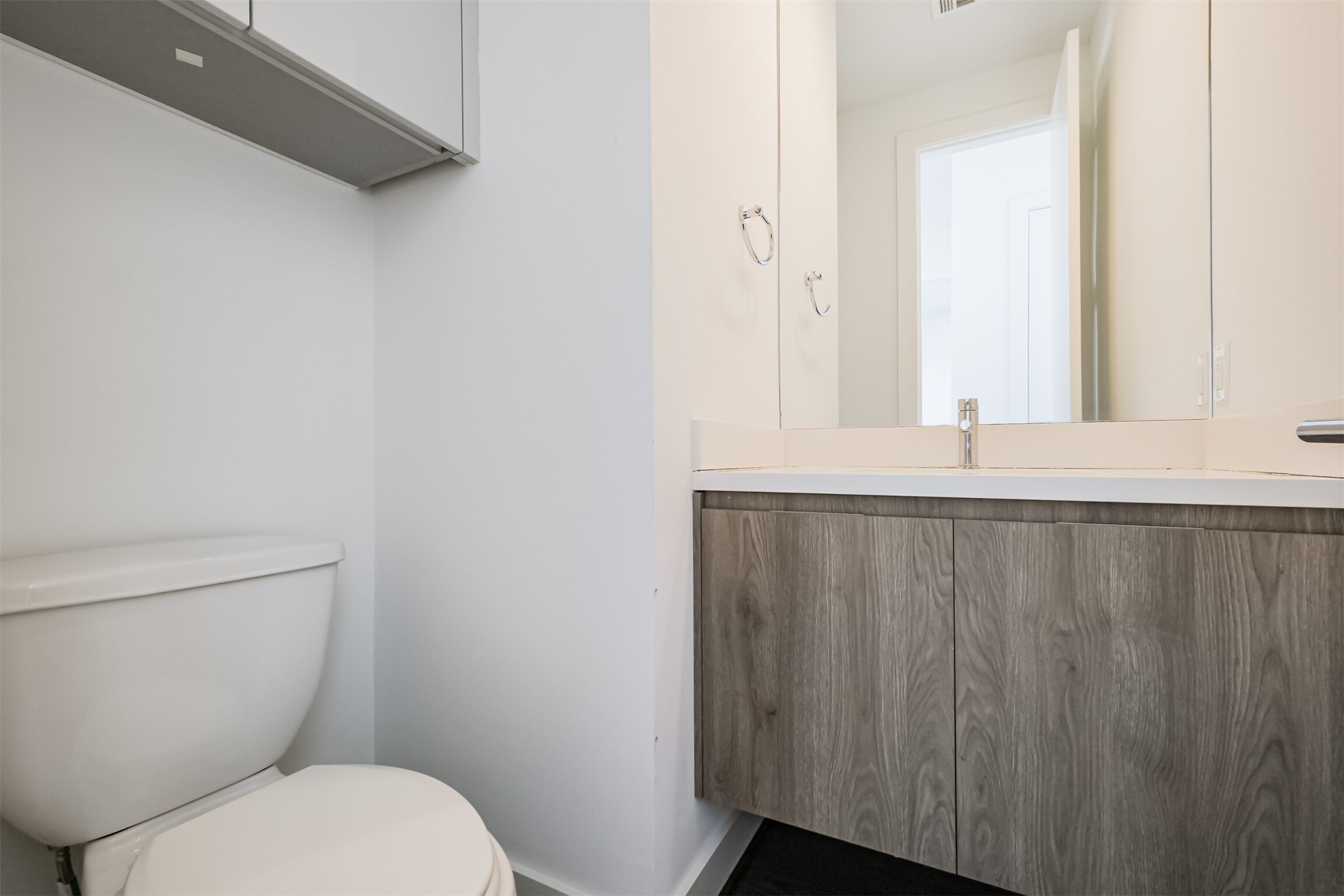 1157 West 18th Street Houston, TX 77008 - Photo 10 of 41 a bathroom with a toilet a sink and mirror