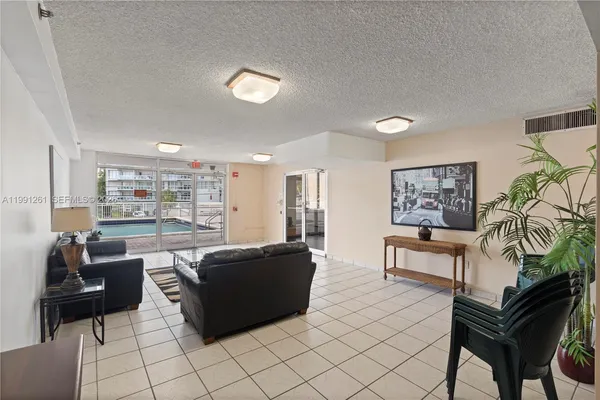 $2,900 | 145 Southeast 25th Road, Unit 404, Miami, FL 33129
