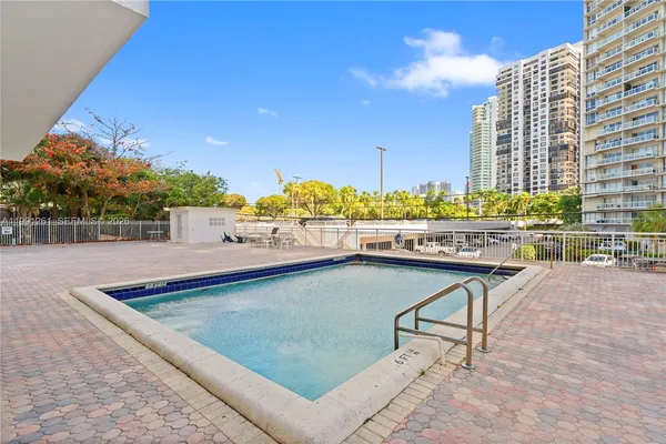 $2,900 | 145 Southeast 25th Road, Unit 404, Miami, FL 33129
