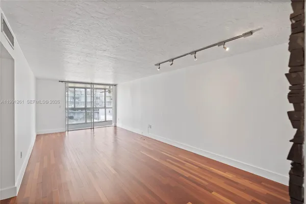 $2,900 | 145 Southeast 25th Road, Unit 404, Miami, FL 33129