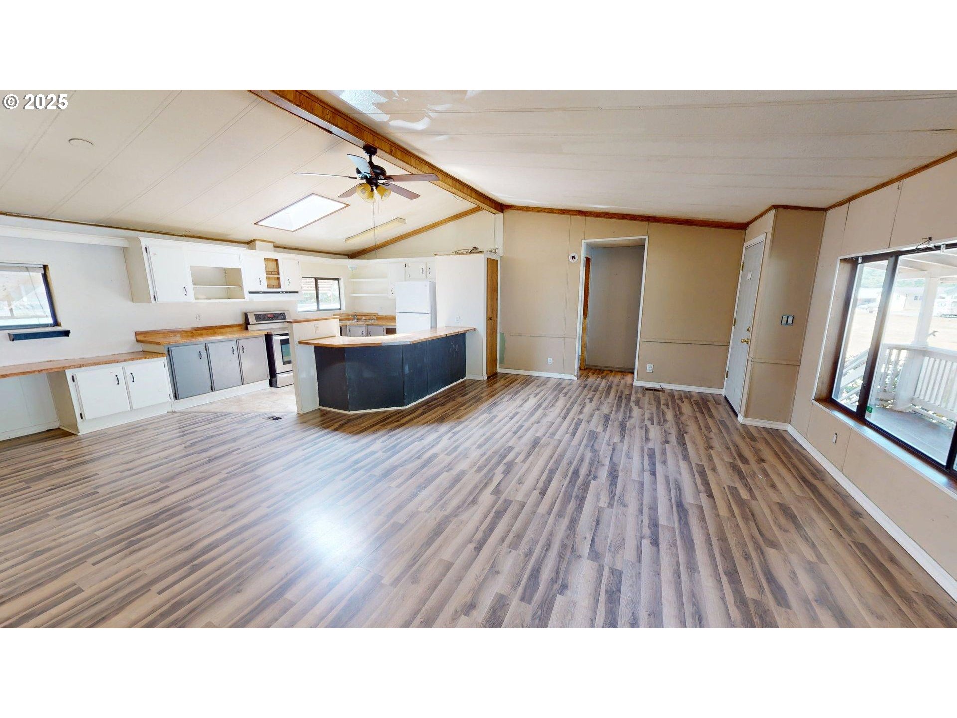 95691 Saunders Creek Road, Unit 9A Gold Beach, OR 97444 - Photo 3 of 29 Living Room