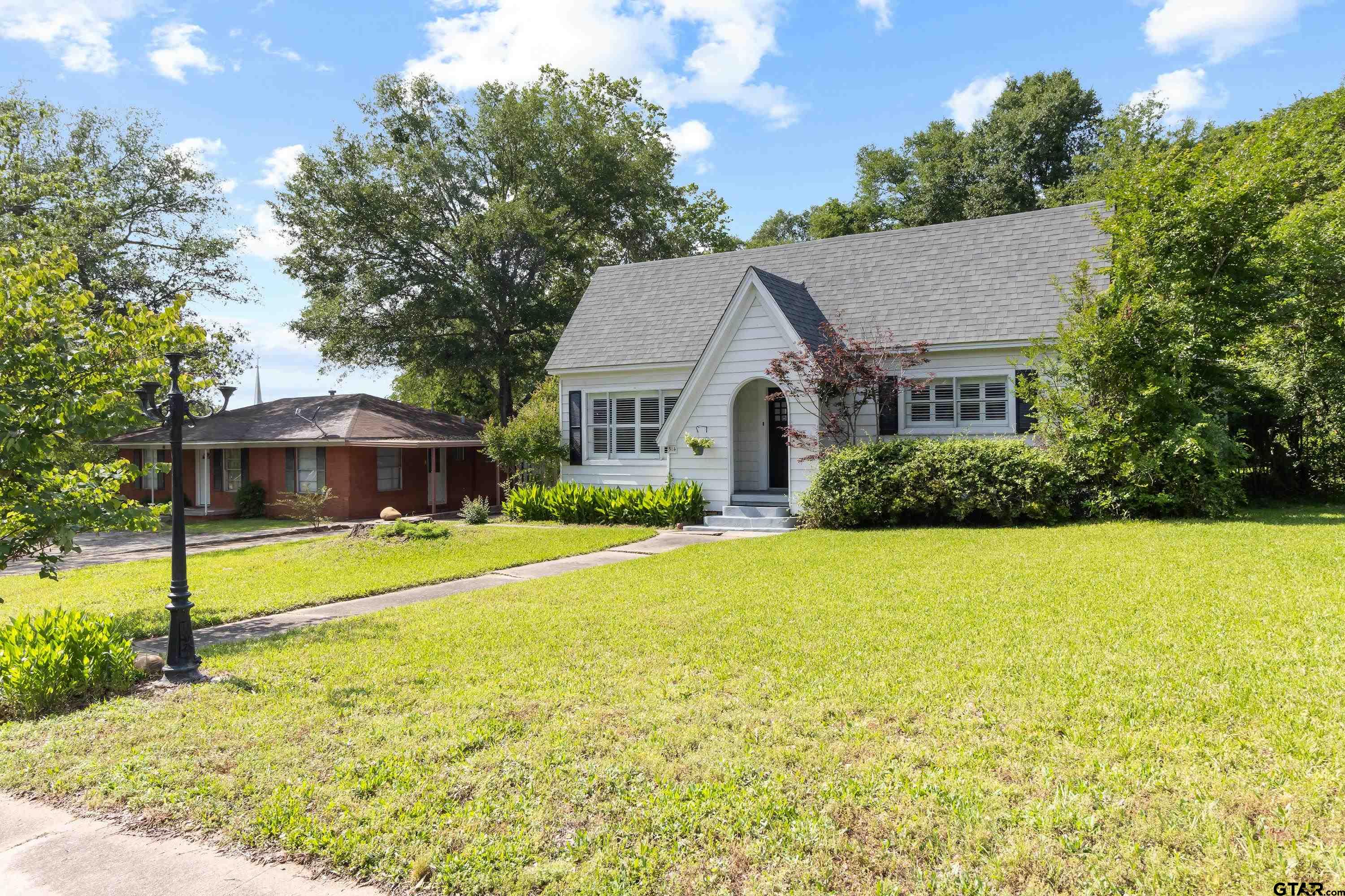 514 West Main Street Henderson, TX 75652 - Photo 2 of 35 a front view of a house with a yard