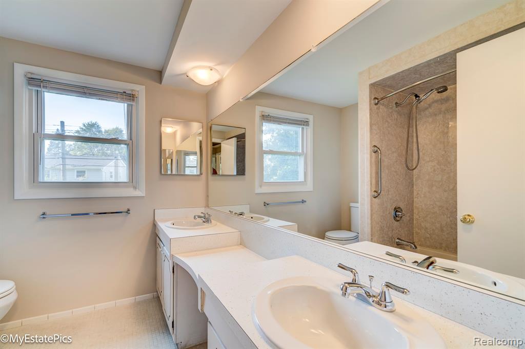 15761 Riverside Street Livonia, MI 48154 - Photo 48 of 62 Gallery Image 48