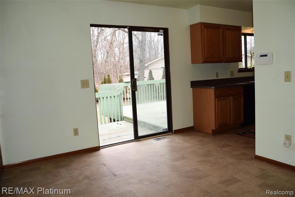 643 Six Mile Road Whitmore Lake, MI 48189 - Photo 6 of 22