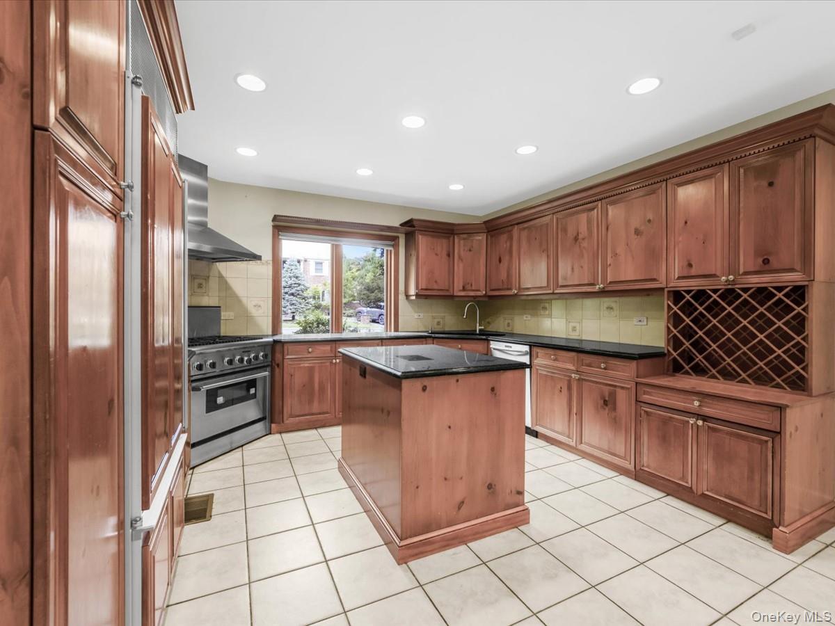 2 Amherst Road Great Neck, NY 11021 - Photo 12 of 45 Gallery Image 12