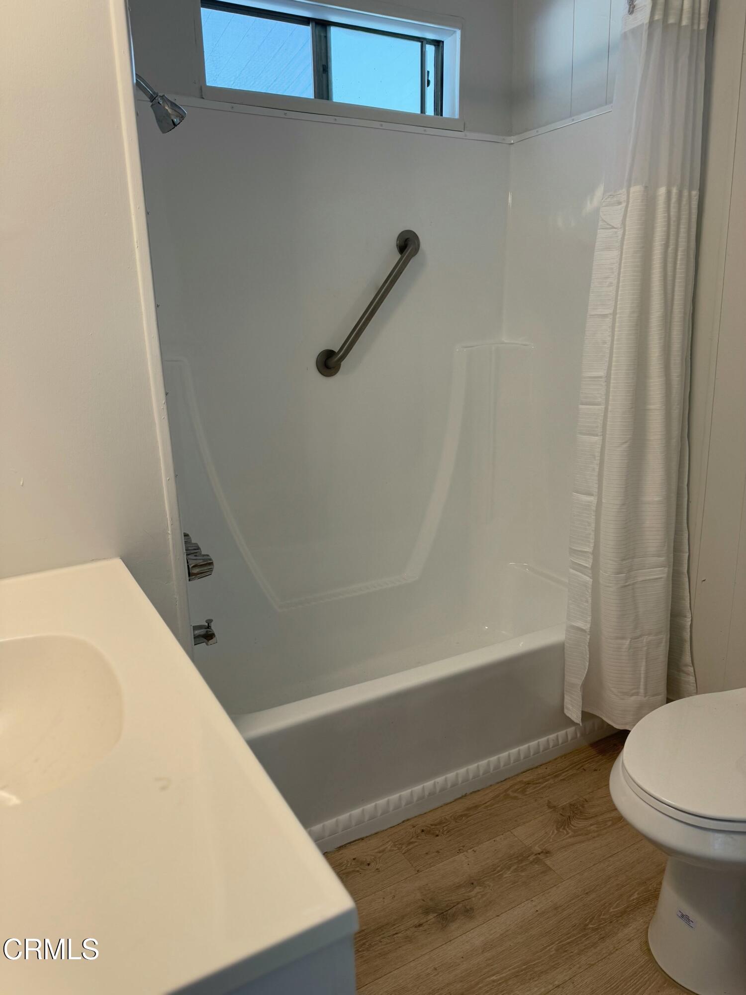 285 Ibsen Place, Unit 10 Oxnard, CA 93033 - Photo 17 of 32 a bathroom with a bathtub and a toilet