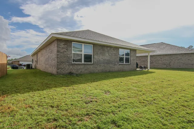 a view of a house with backyard and garden