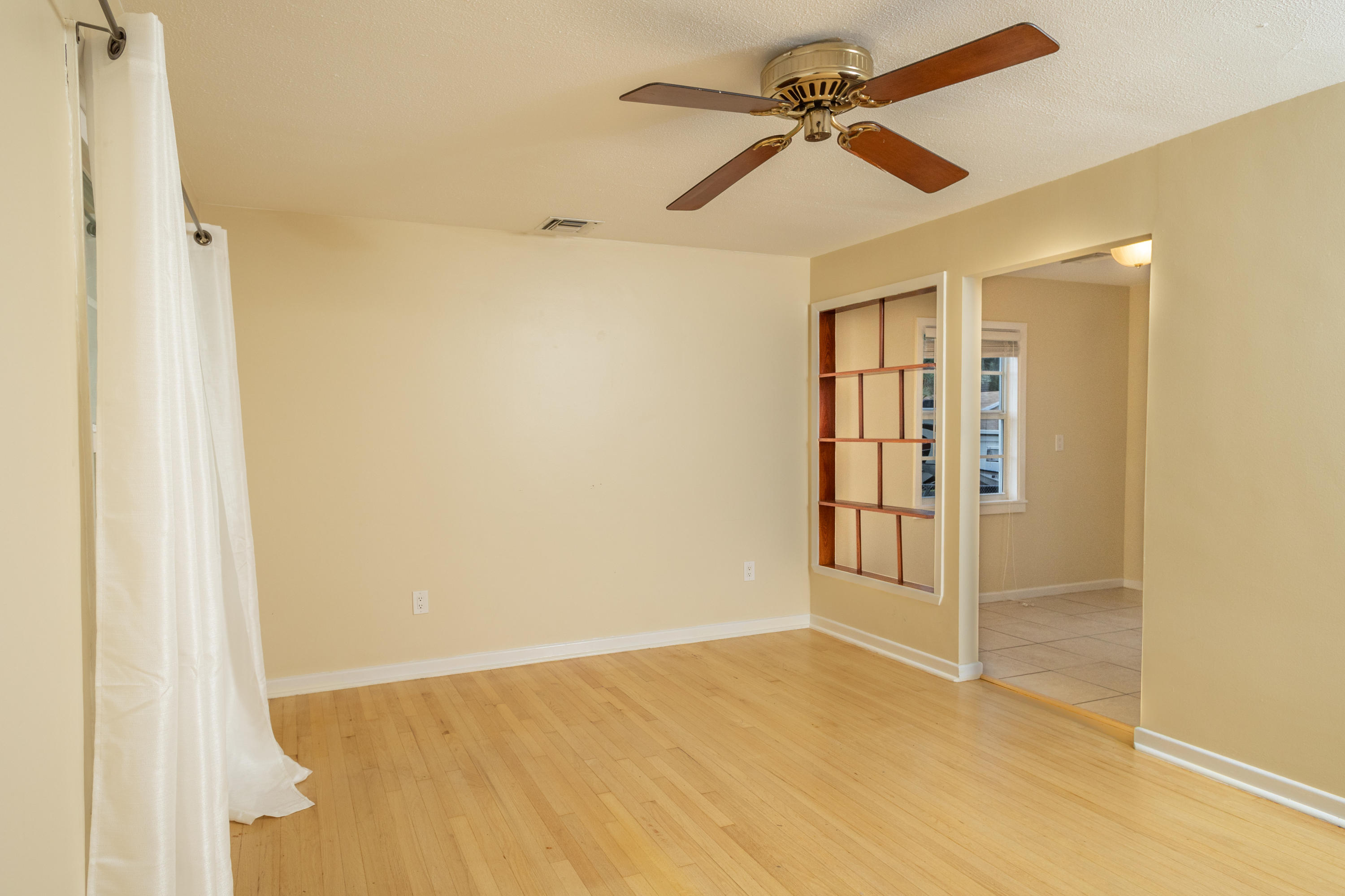 2913 Gulfstream Road Palm Springs, FL 33461 - Photo 11 of 28 Living Room