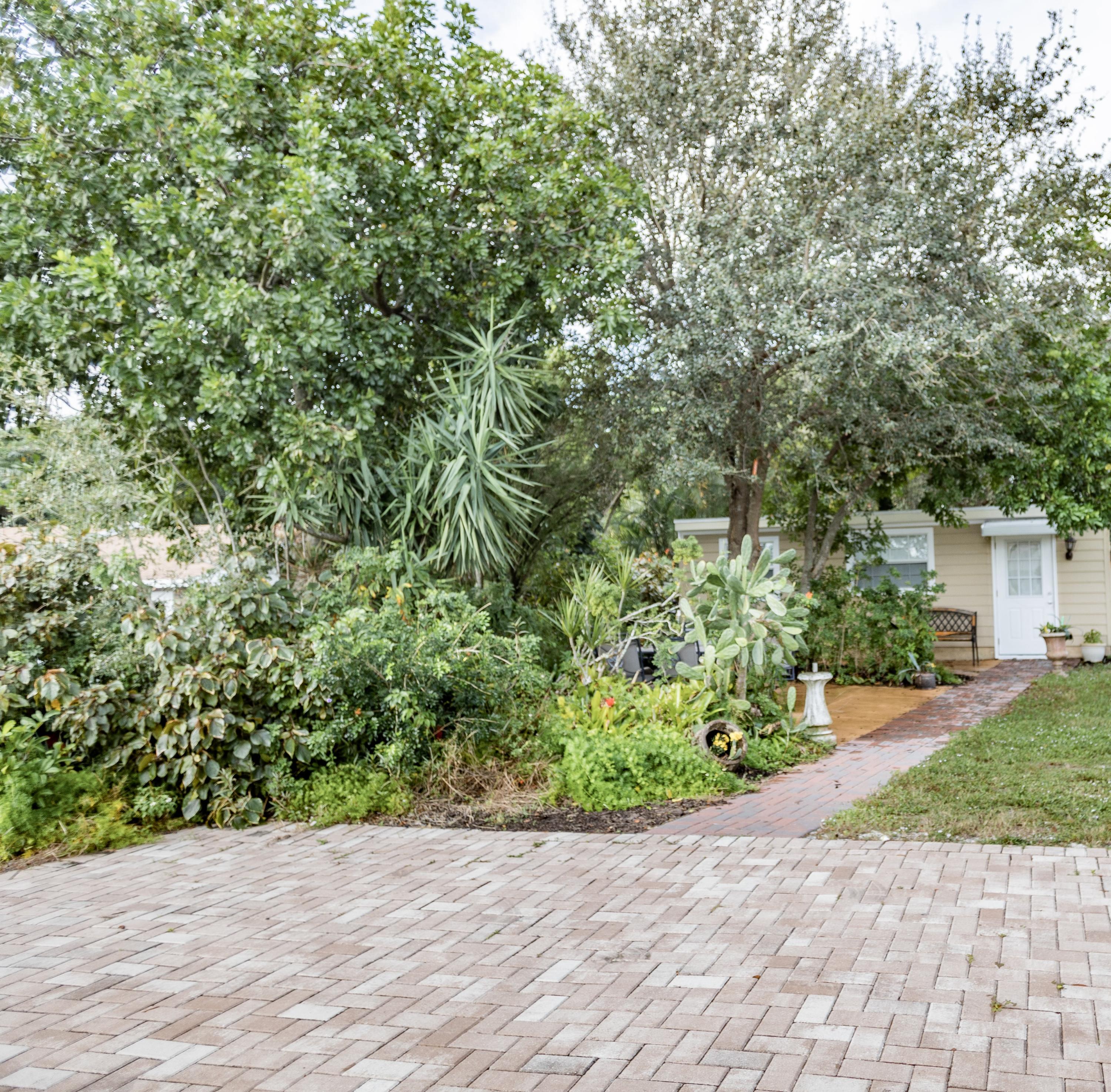 2913 Gulfstream Road Palm Springs, FL 33461 - Photo 5 of 28 Parking area