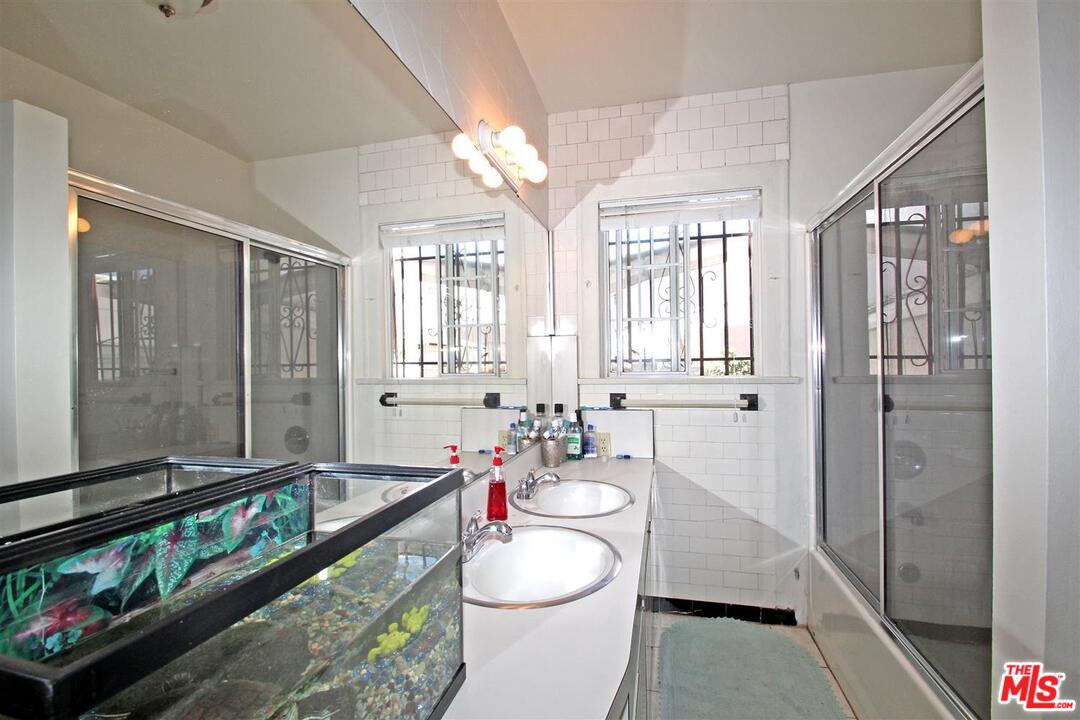 2835 Buckingham Road Los Angeles, CA 90016 - Photo 8 of 11 Gallery Image 8