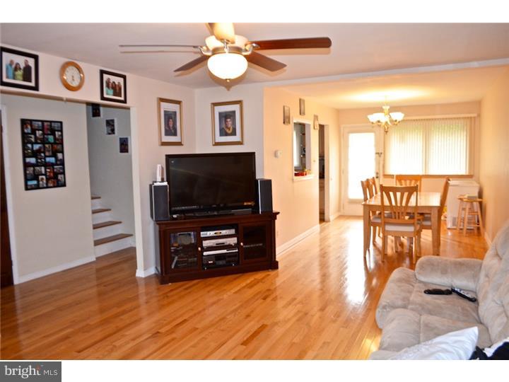 208 Kingsport Road Cherry Hill, NJ 08034 - Photo 2 of 17 Living Room