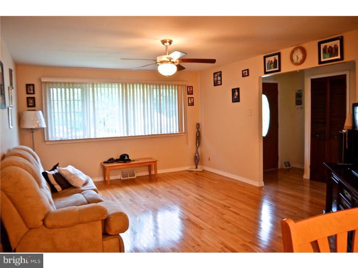 208 Kingsport Road Cherry Hill, NJ 08034 - Photo 4 of 17 Living Room