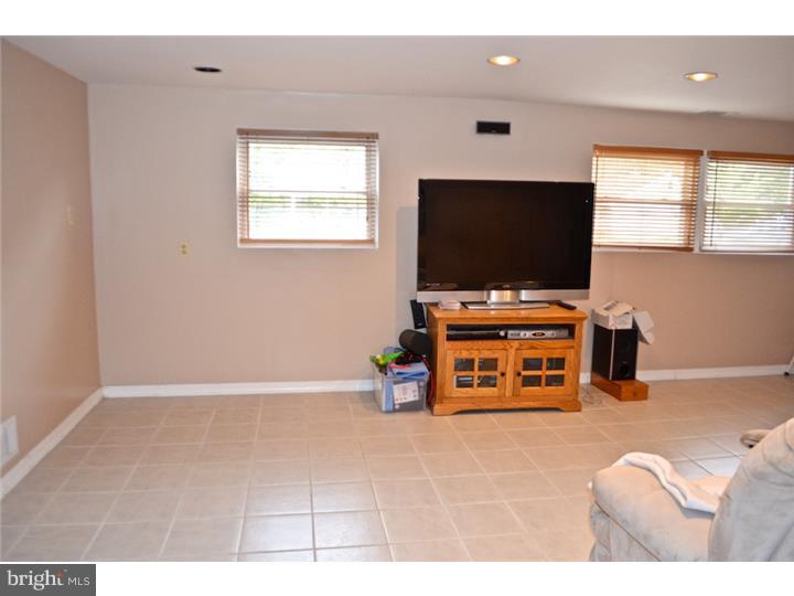 208 Kingsport Road Cherry Hill, NJ 08034 - Photo 5 of 17 Family Room