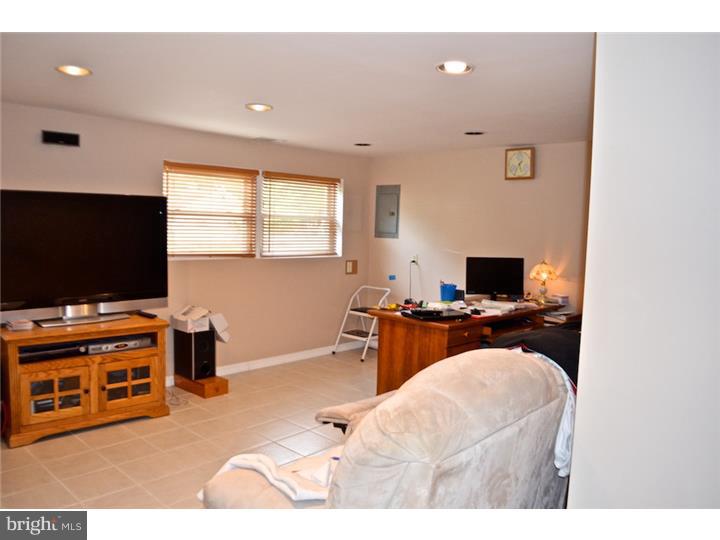 208 Kingsport Road Cherry Hill, NJ 08034 - Photo 6 of 17 Family Room
