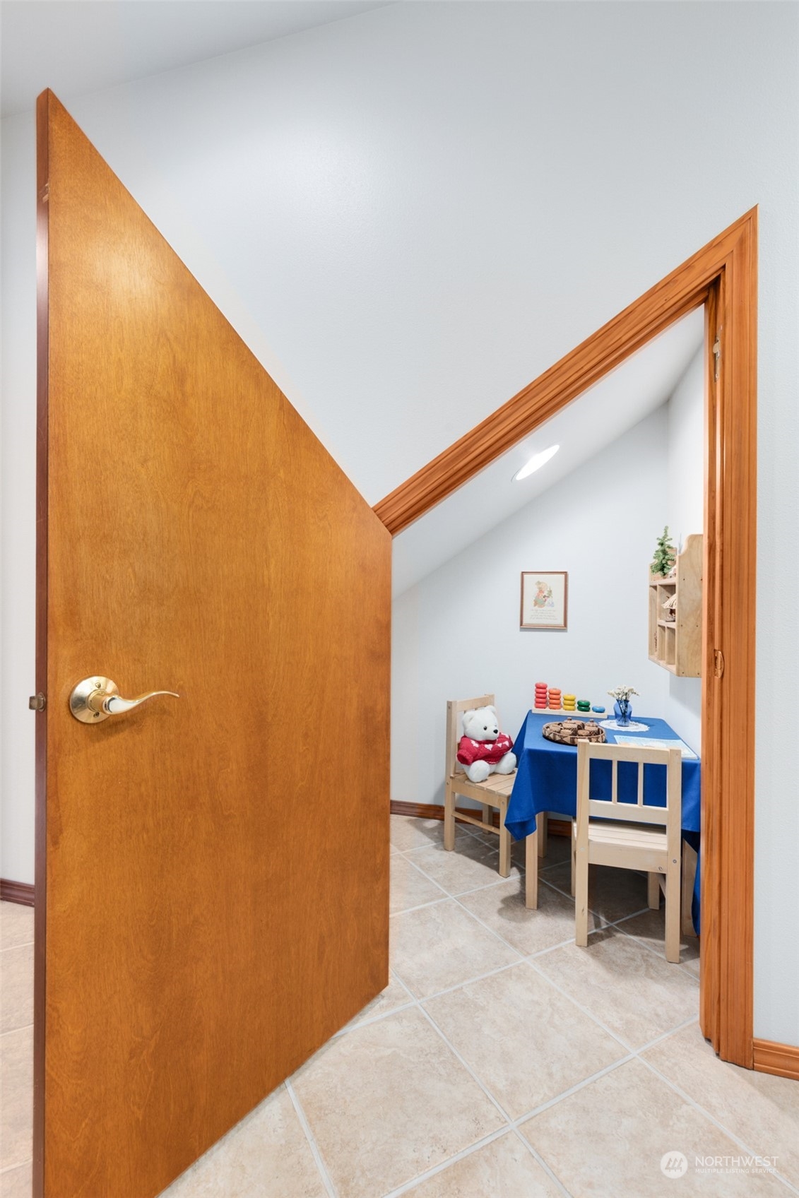 9942 Johnson Point Road Northeast Olympia, WA 98516 - Photo 19 of 34 a living room with furniture