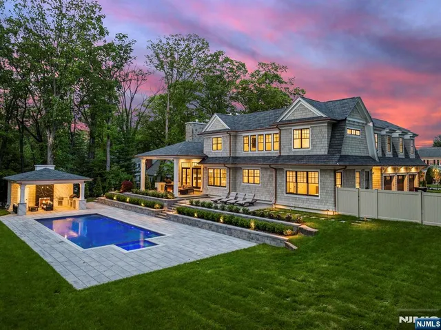 a view of entryway livingroom and hall