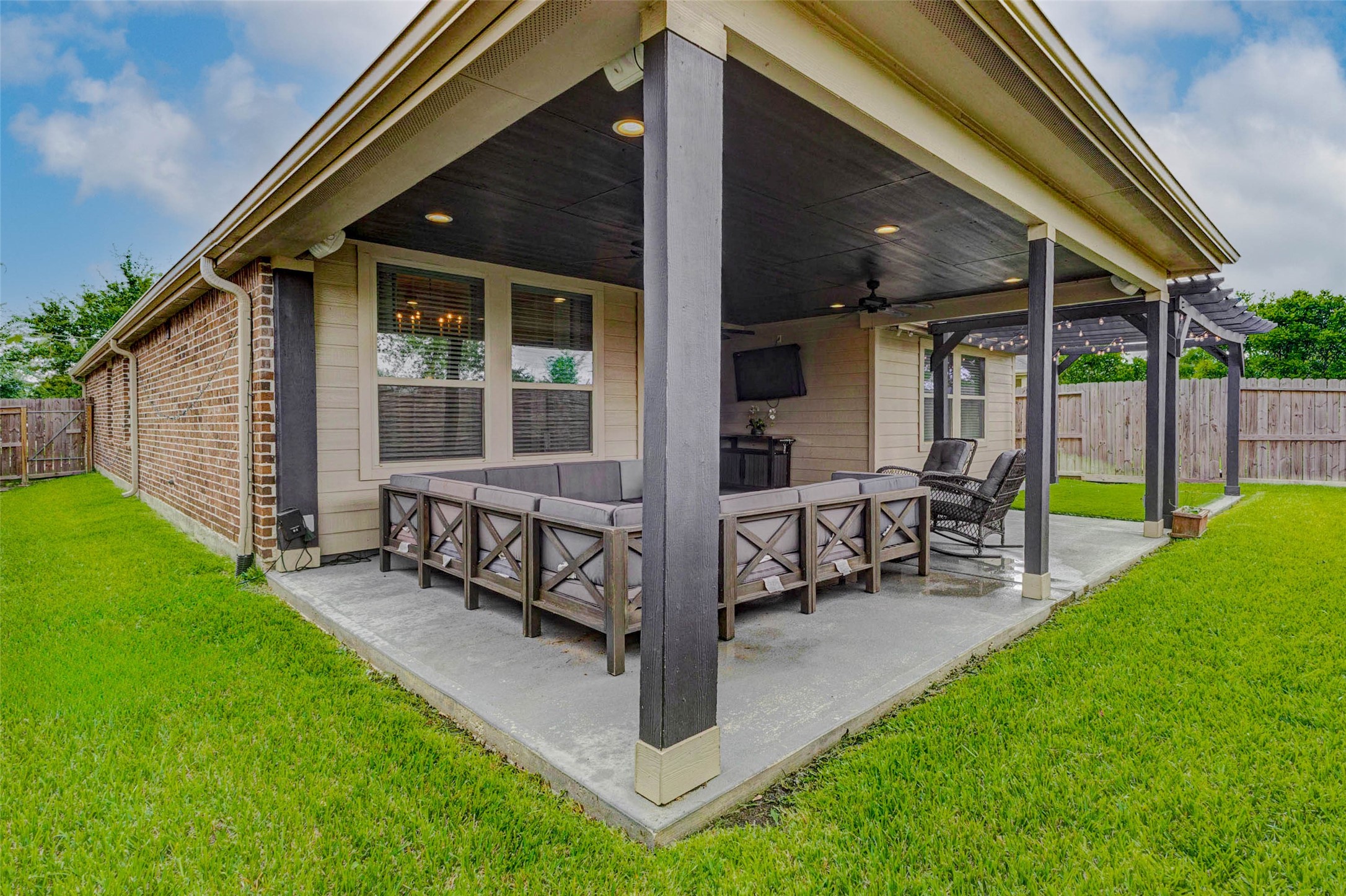 8319 Silent Deep Drive Rosenberg, TX 77469 - Photo 32 of 34 a view of a chair and table in backyard of the house