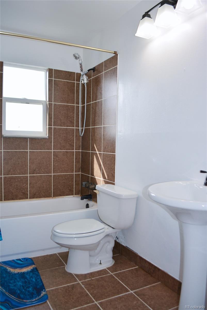 2087 South Quintero Street Aurora, CO 80013 - Photo 20 of 34 a bathroom with a toilet a sink and a shower